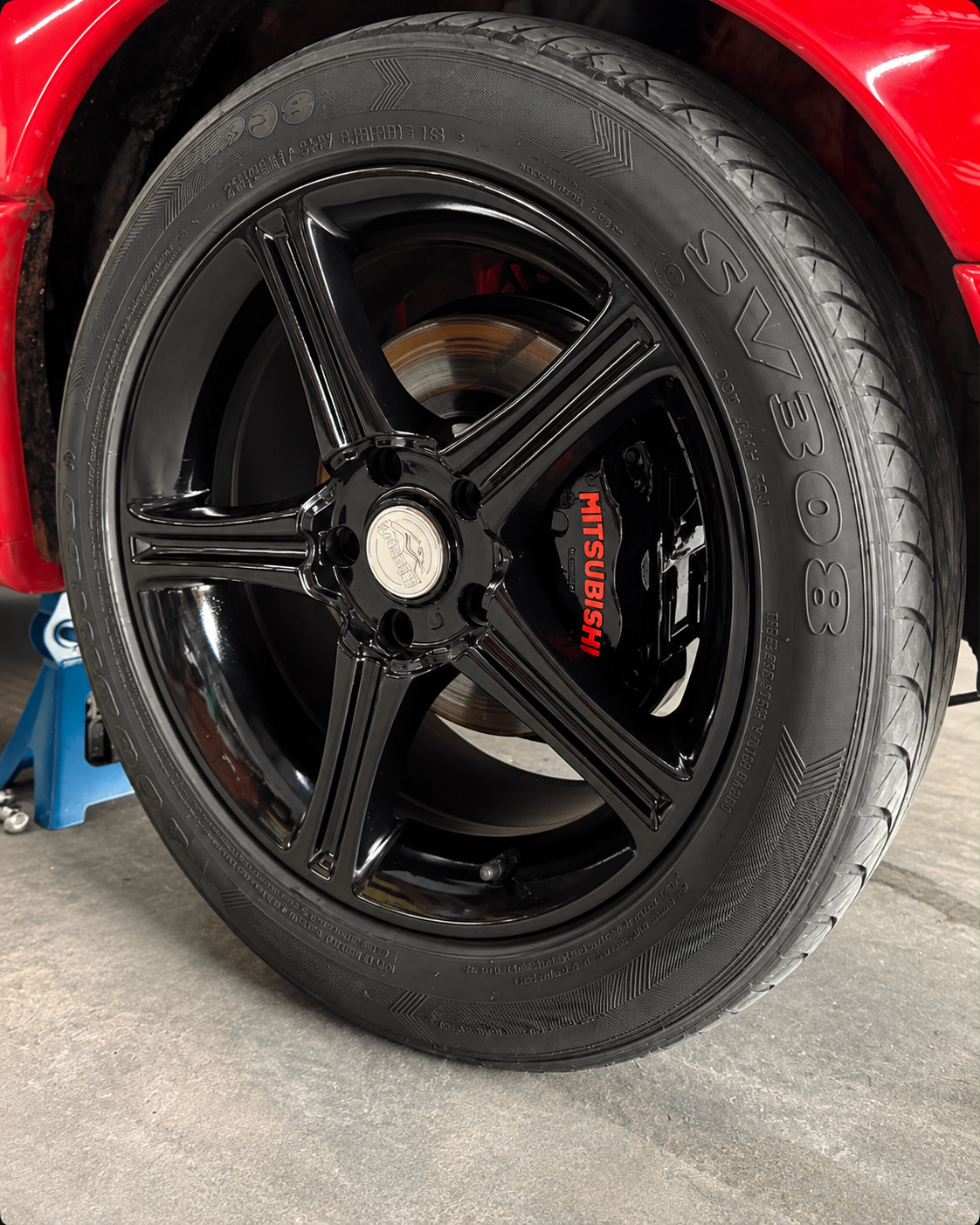 Rodas e pinça Mitsubishi personalizadas depois do serviço