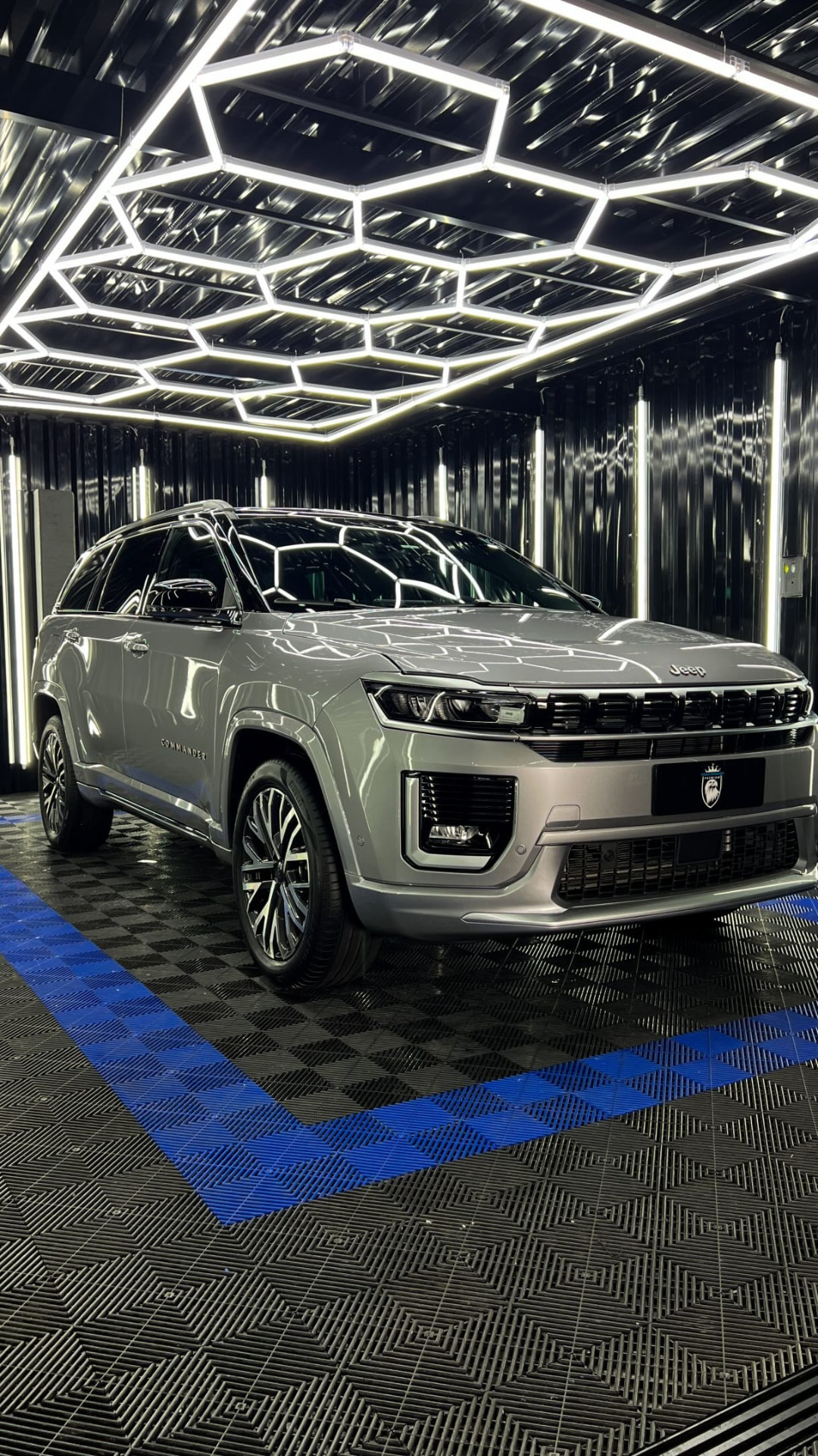 SUV sob iluminação de estúdio após serviço de estética automotiva