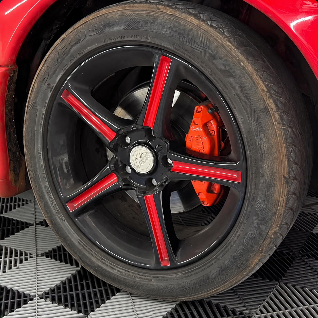 Conjunto de rodas e pinça vermelha do Mitsubishi antes da personalização