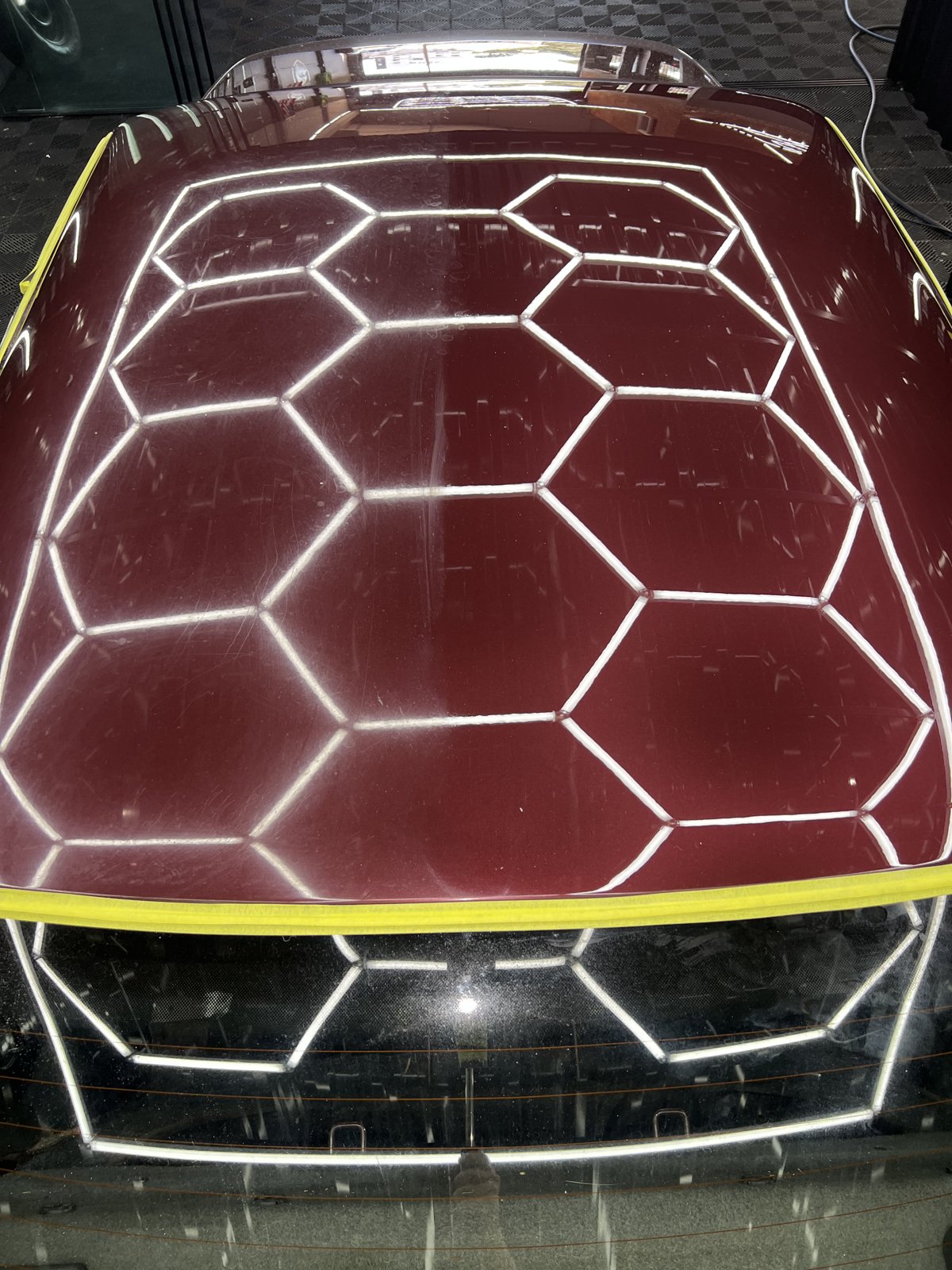 Veículo com pintura brilhante após detalhamento automotivo