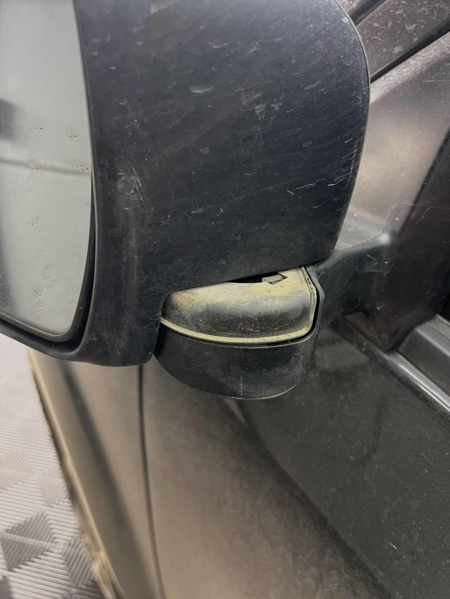 Retrovisor com sujeira antes do pacote Signature no estúdio Eagle Detailers Premium