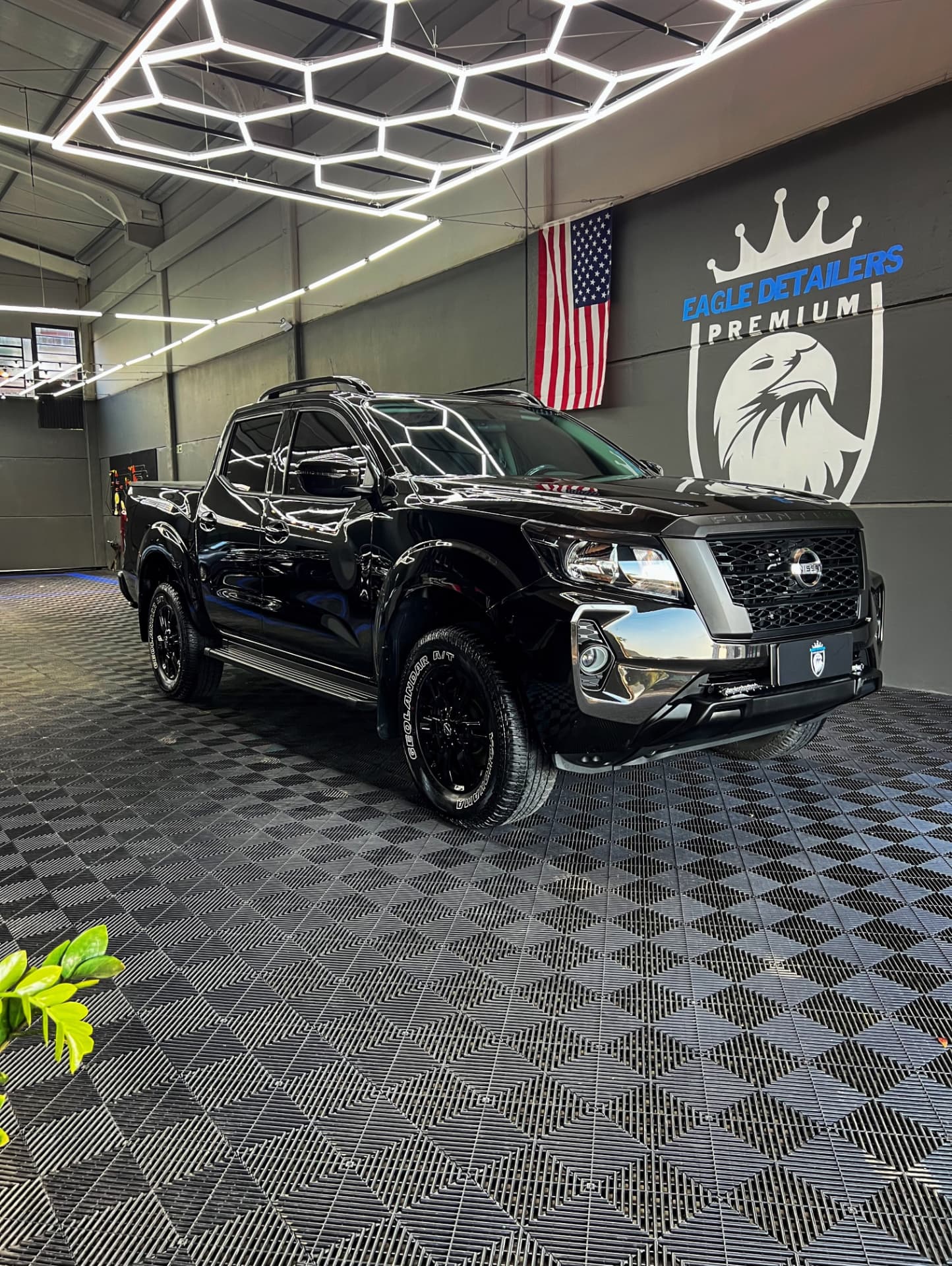 Picape com pintura corrigida e brilhante vista frontal no estúdio Eagle Detailers Premium