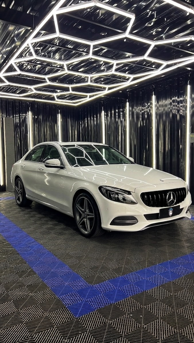 Mercedes-Benz branco finalizado no estúdio Eagle Detailers Premium com iluminação hexagonal de LED
