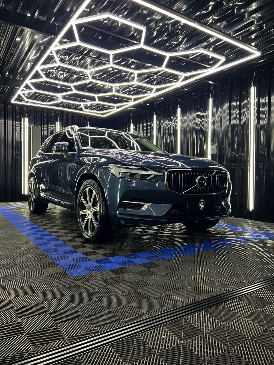 SUV no estúdio Eagle Detailers Premium sob iluminação de LED