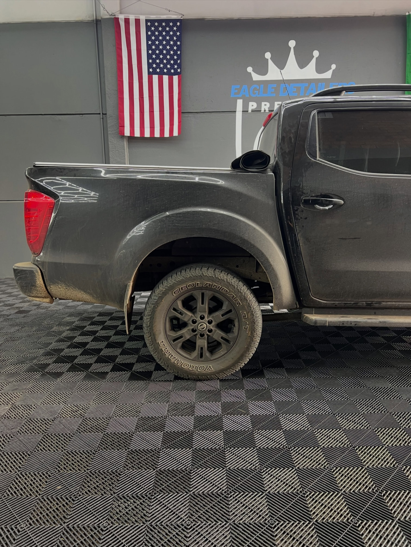 Picape suja antes do pacote Signature no estúdio Eagle Detailers Premium