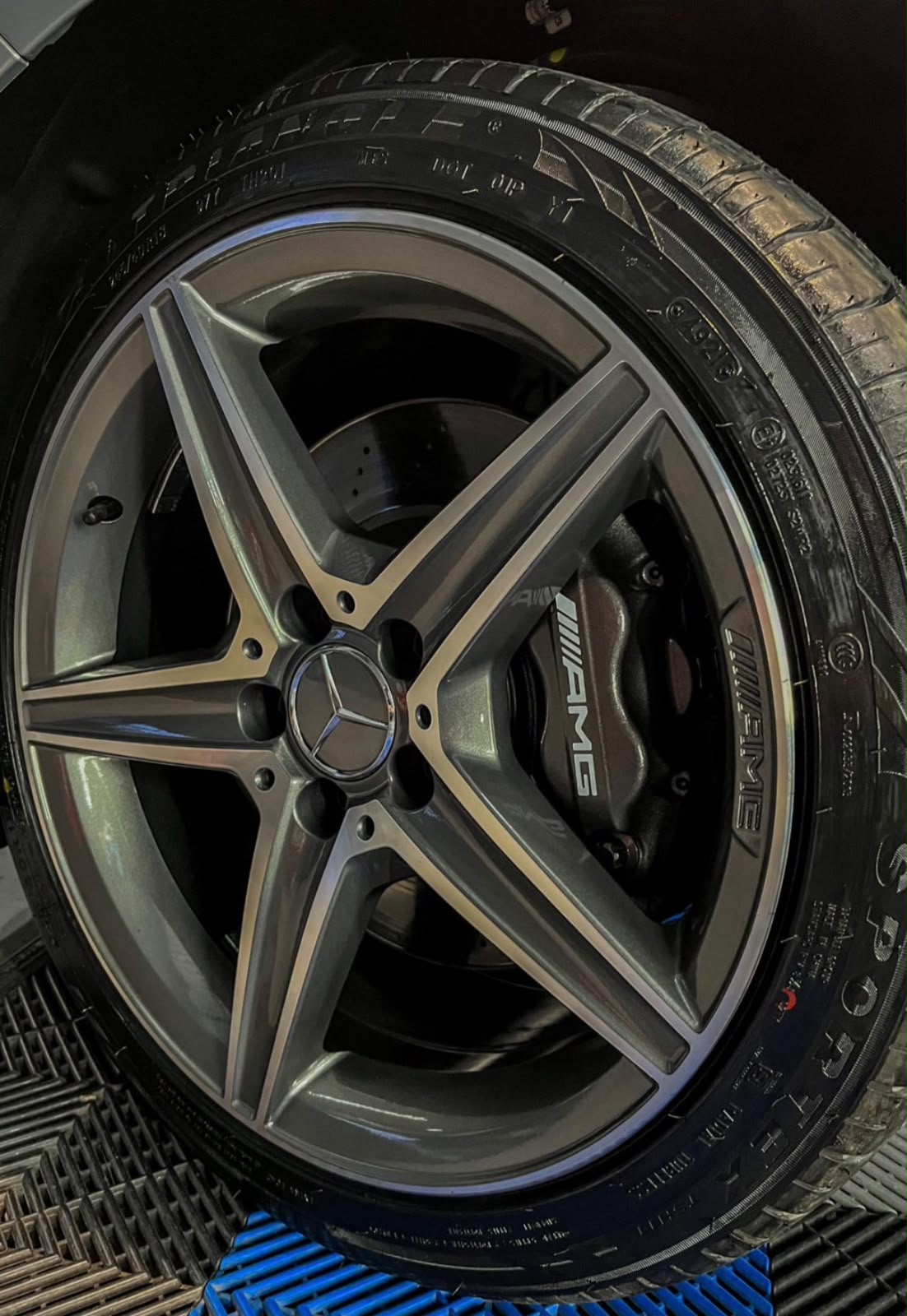 Pinça de freio AMG personalizada em roda Mercedes-Benz no estúdio Eagle Detailers Premium